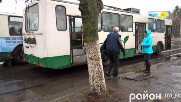 У Луцьку під час руху задимівся тролейбус
