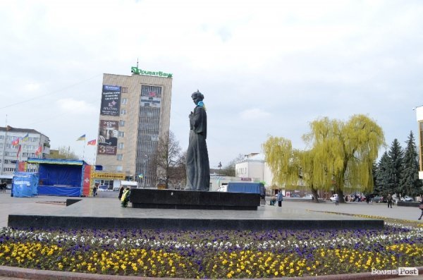 Як заквітчують центральну площу Луцька. ФОТО