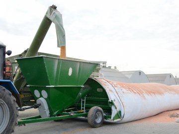 Волинські аграрії отримали мобільні сховища для зерна. ФОТО
