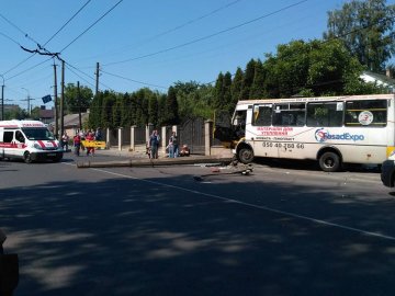 Аварія в Луцьку: маршрутка в'їхала в стовп, госпіталізували 10 осіб. ОНОВЛЕНО