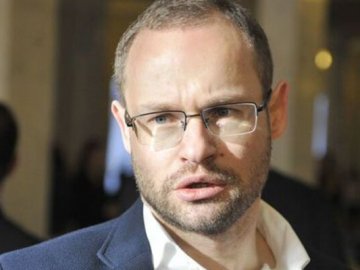 Під Києвом четверо зі зброєю напали на будинок відомого нардепа