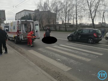 Автівка збила жінку на «зебрі» в Луцьку