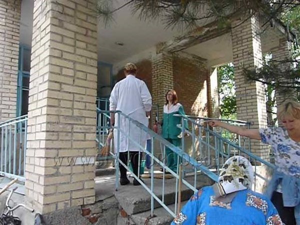 У Слов'янську у дитячу поліклініку влучив снаряд. ФОТО. ВІДЕО