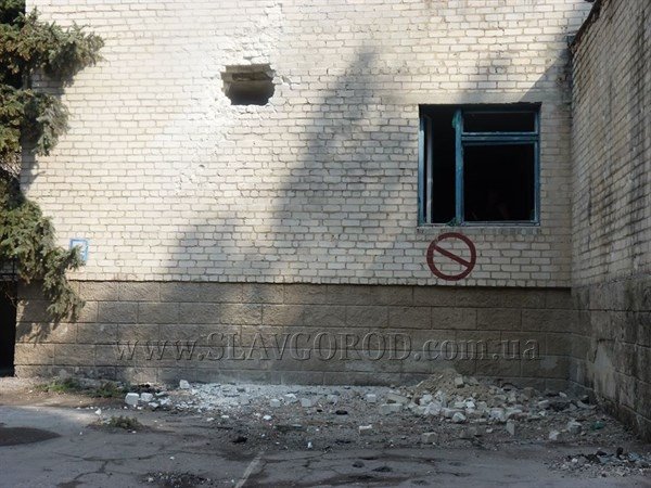 У Слов'янську у дитячу поліклініку влучив снаряд. ФОТО. ВІДЕО