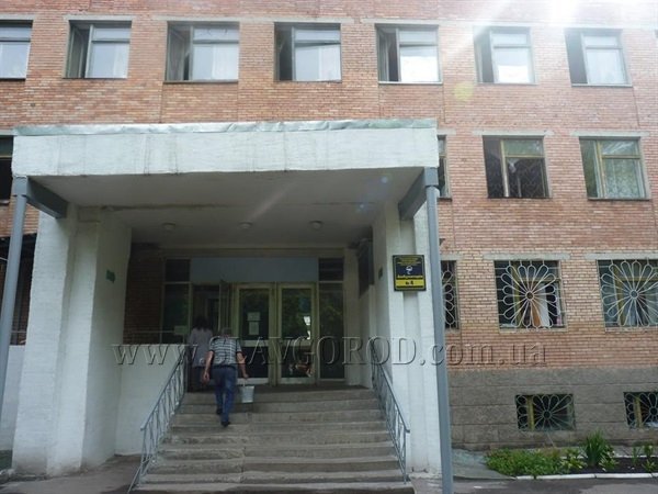 У Слов'янську у дитячу поліклініку влучив снаряд. ФОТО. ВІДЕО