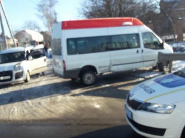 У Луцьку через ожеледицю зіткнулись дві автівки. ФОТО