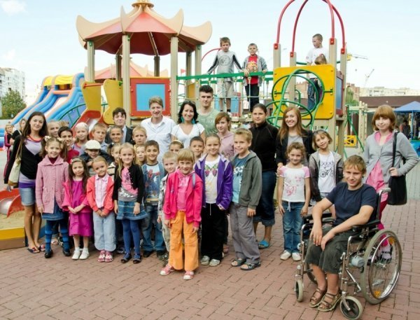 Маленьких обездолених лучан розважали у цирку. ФОТО