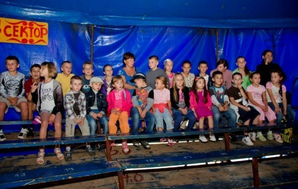 Маленьких обездолених лучан розважали у цирку. ФОТО