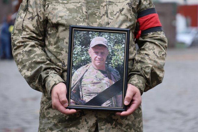 Луцьк - у скорботі: в останню дорогу провели Героя Володимира Чижука