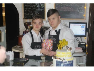 «Герої малого бізнесу»: кав'ярня, де працюють «сонячні» хлопці, бере участь у всеукраїнському конкурсі