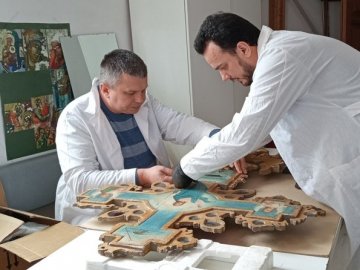 У Музеї Волинської ікони реставратори зі Львова оновлюють майже 20 експонатів