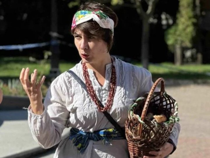 Як акторка театру з Чернівців перетворює екскурсії на подорож у минуле