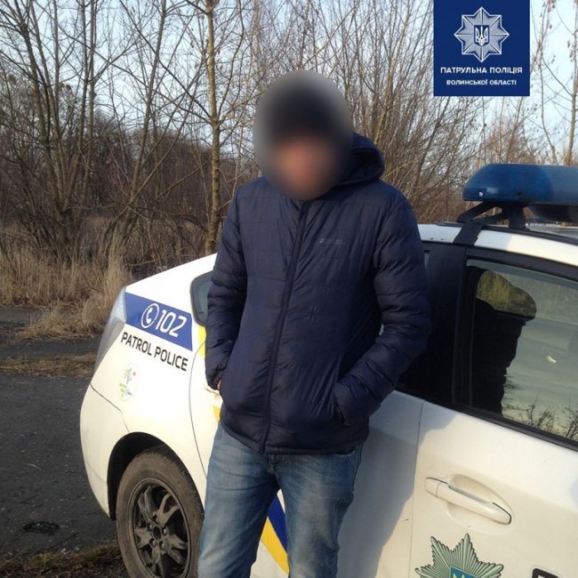 У Луцьку посеред вулиці спіймали молодика з наркотиками