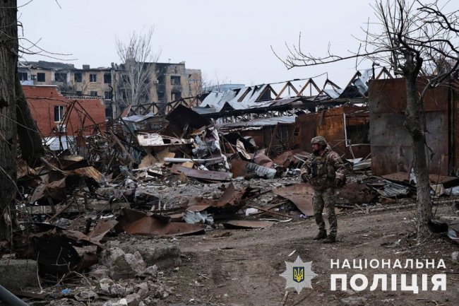 Як під землею у зруйнованому Вугледарі живуть люди: моторошні фото