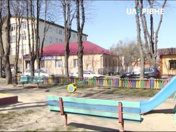 У Рівному на дитячому майданчику малюка покусав пес. ВІДЕО