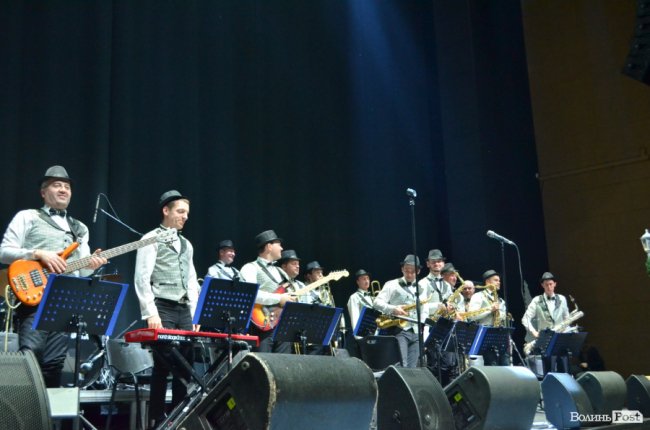 Новорічні хіти та казкова енергетика: як лучан розважали LeoBand Orchestra. ФОТОРЕПОРТАЖ