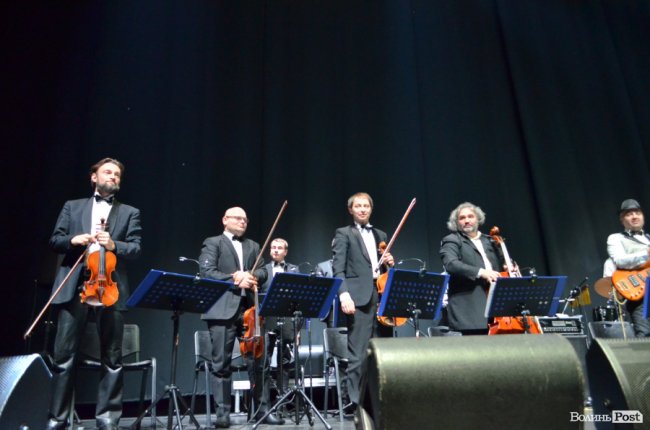 Новорічні хіти та казкова енергетика: як лучан розважали LeoBand Orchestra. ФОТОРЕПОРТАЖ