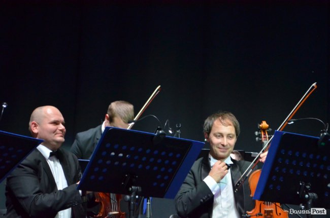 Новорічні хіти та казкова енергетика: як лучан розважали LeoBand Orchestra. ФОТОРЕПОРТАЖ