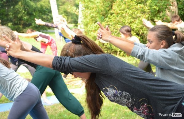 Осінь у Луцьку зустрічали йогою. ФОТО