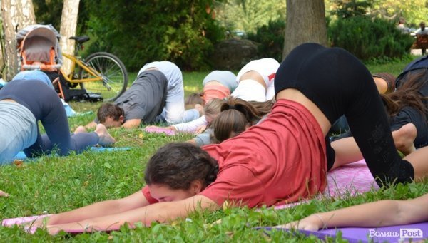 Осінь у Луцьку зустрічали йогою. ФОТО
