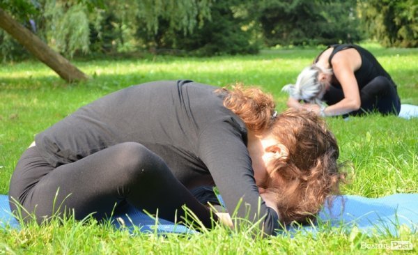 Осінь у Луцьку зустрічали йогою. ФОТО