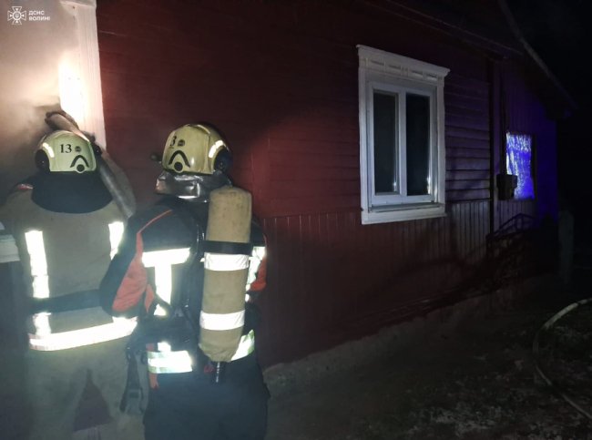 Через необережне поводження зі свічкою на Волині горів будинок. ФОТО