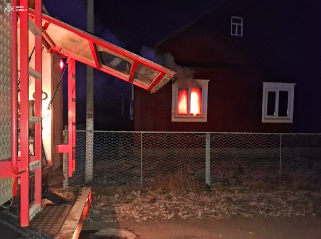 Через необережне поводження зі свічкою на Волині горів будинок. ФОТО