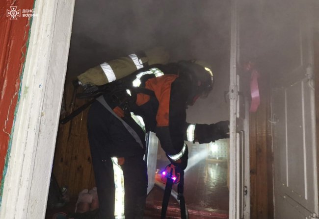 Через необережне поводження зі свічкою на Волині горів будинок. ФОТО
