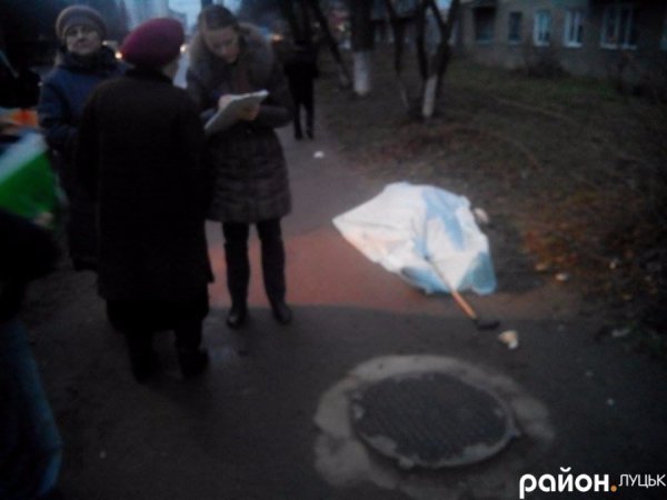 У Луцьку посеред вулиці померла жінка. ФОТО