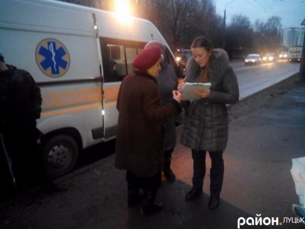 У Луцьку посеред вулиці померла жінка. ФОТО