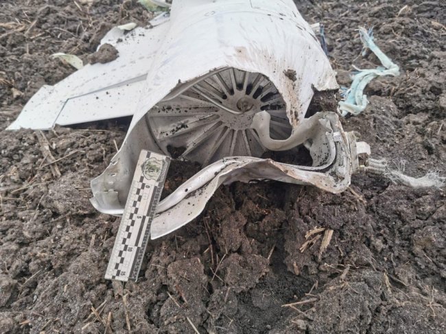 Уламки збитої ракети впали на багатоповерхівку на Харківщині