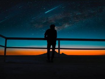 Чому сьогодні не можна дивитися на вечірнє небо: прикмети і забобони