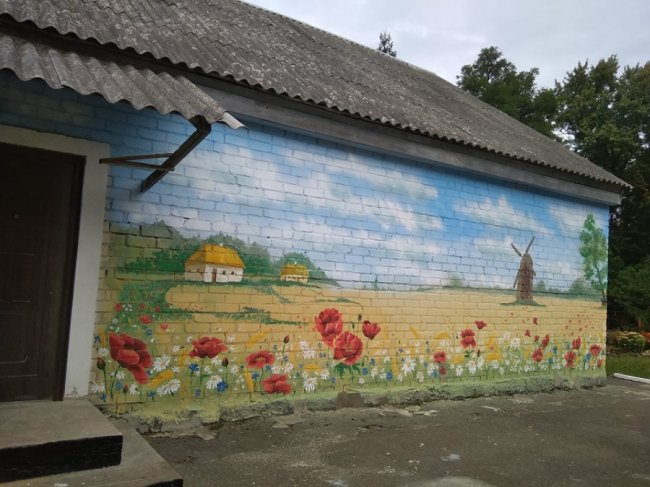 На Волині креативно прикрасили школу. ФОТО