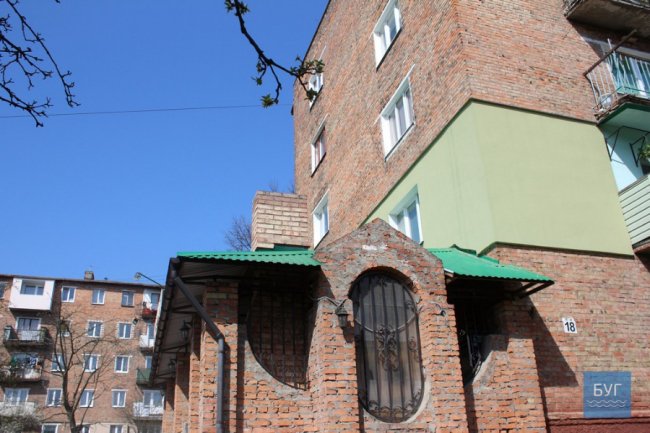 Мешканці нововолинської багатоповерхівки четвертий рік скаржаться на кафе-шашличну