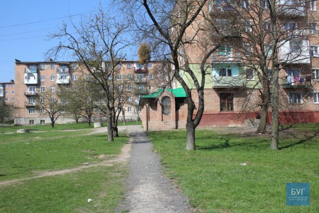 Мешканці нововолинської багатоповерхівки четвертий рік скаржаться на кафе-шашличну