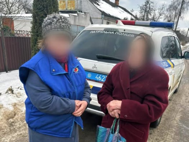 Не орієнтувалася в просторі: на Волині патрульні допомогли літній жінці дістатися додому