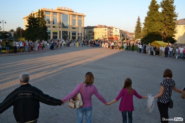 У центрі Луцька молилися за Україну.ФОТО