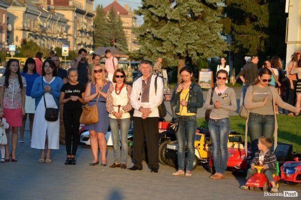 У центрі Луцька молилися за Україну.ФОТО