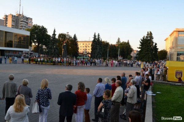У центрі Луцька молилися за Україну.ФОТО
