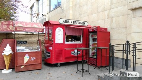 У центрі Луцька посеред дня обікрали «Кава вагончик»