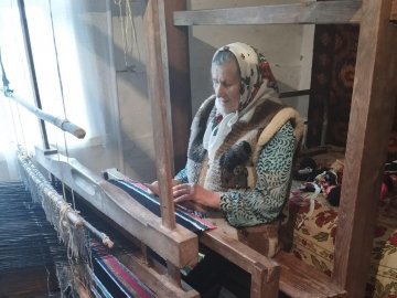 83-річна волинянка тче килими без окулярів. ФОТО
