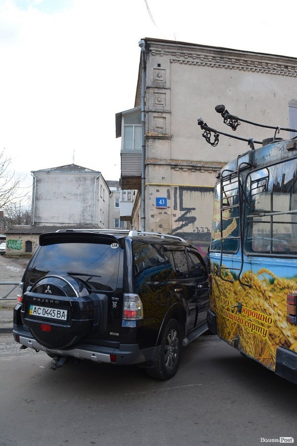 У Луцьку не розминулися Mitsubishi і тролейбус. ФОТО