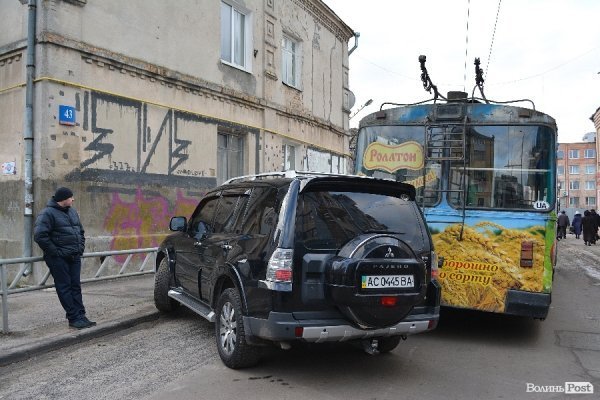 У Луцьку не розминулися Mitsubishi і тролейбус. ФОТО