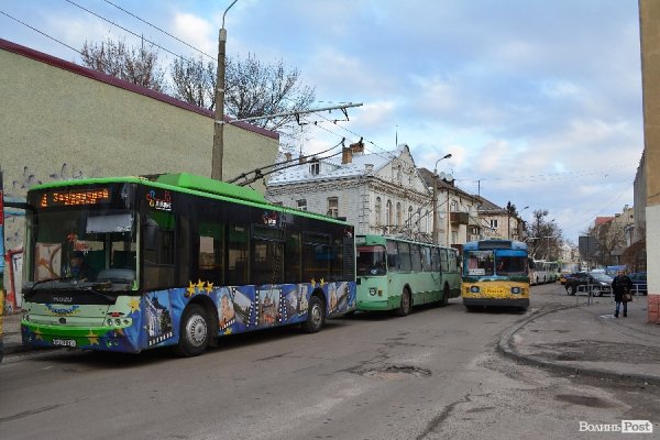 У Луцьку не розминулися Mitsubishi і тролейбус. ФОТО