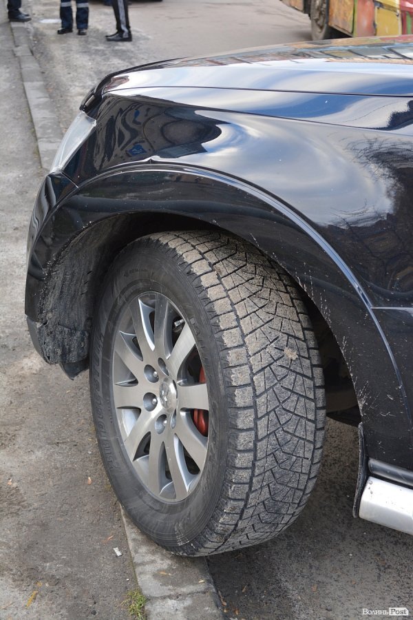 У Луцьку не розминулися Mitsubishi і тролейбус. ФОТО