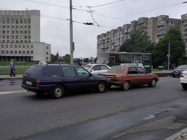 У Луцьку таксі врізалося в легковик