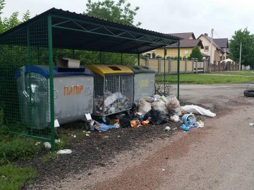 У селі під Луцьком - розкидане сміття. ФОТО