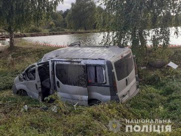 На автодорозі «Устилуг-Луцьк-Рівне» бус злетів у кювет, є постраждалі. ФОТО