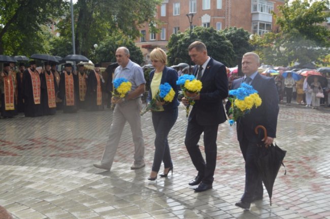 У жовто-блакитному одязі та з парасолями: у Ковелі відзначили День Прапора