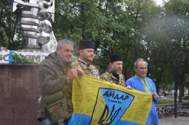 У жовто-блакитному одязі та з парасолями: у Ковелі відзначили День Прапора